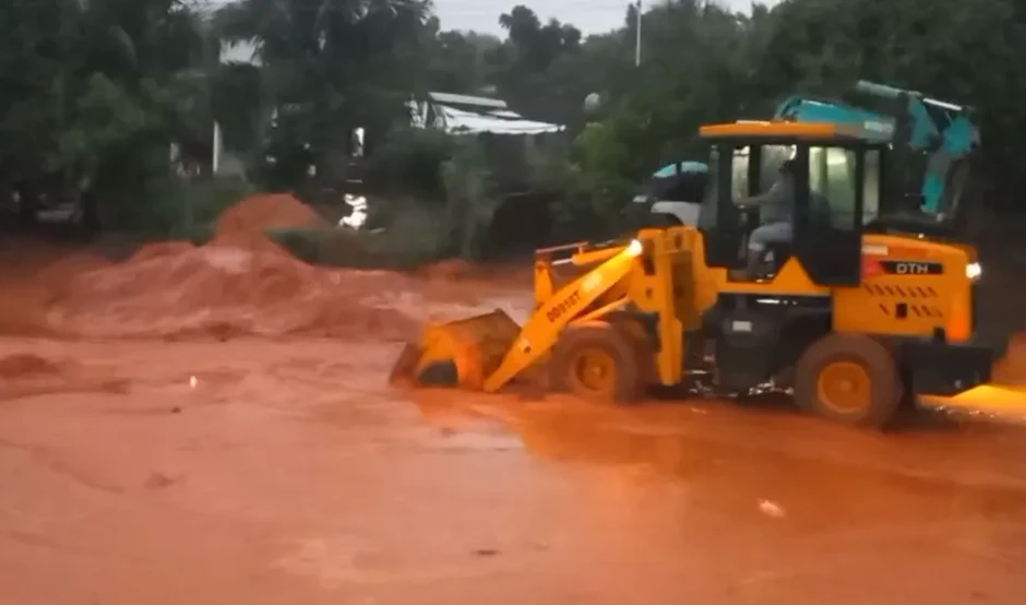 Lâm Đồng: Lũ cát đỏ tràn đường nối Mũi Né với Quốc lộ 1 Lâm Đồng: Lũ cát đỏ tràn đường nối Mũi Né với Quốc lộ 1