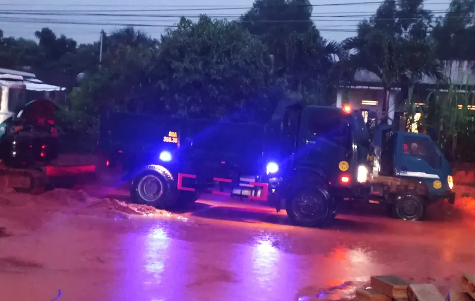 Lâm Đồng: Lũ cát đỏ tràn đường nối Mũi Né với Quốc lộ 1 Lâm Đồng: Lũ cát đỏ tràn đường nối Mũi Né với Quốc lộ 1