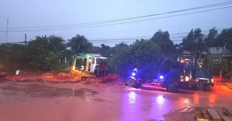 Lâm Đồng: Lũ cát đỏ tràn đường nối Mũi Né với Quốc lộ 1