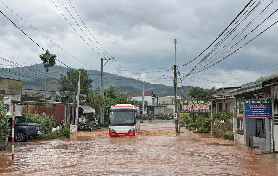 Lâm Đồng: Quốc lộ 55 thành “sông” sau mưa lớn Lâm Đồng: Quốc lộ 55 thành “sông” sau mưa lớn