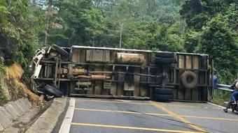 Lâm Đồng: Xe tải lật chắn ngang đường, đèo B40 tê liệt