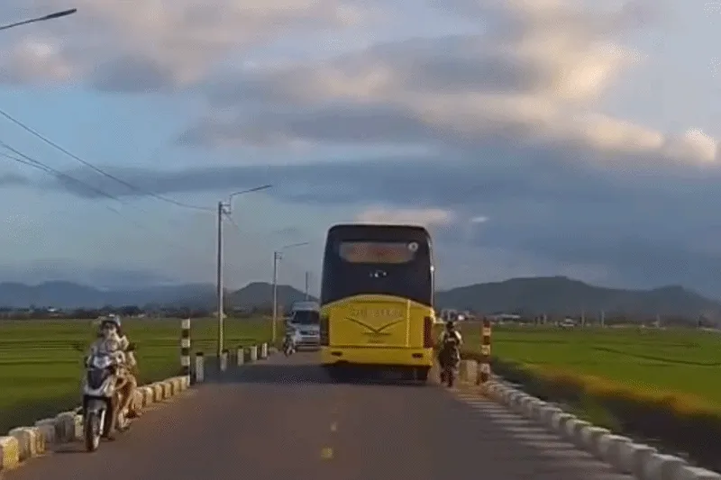 Làm rõ xe khách va chạm với học sinh lớp 6 rồi tiếp tục di chuyển Làm rõ xe khách va chạm với học sinh lớp 6 rồi tiếp tục di chuyển