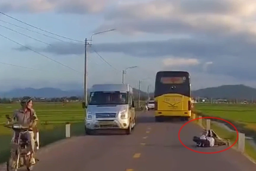 Làm rõ xe khách va chạm với học sinh lớp 6 rồi tiếp tục di chuyển Làm rõ xe khách va chạm với học sinh lớp 6 rồi tiếp tục di chuyển
