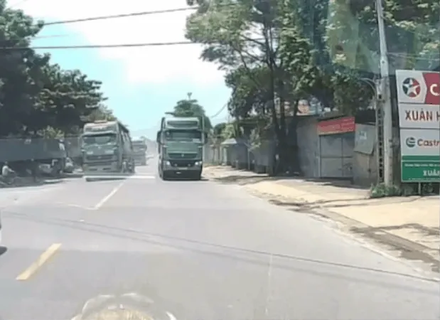 Lấn sang làn ngược chiều để vượt xe, tài xế đầu kéo bị phạt tiền