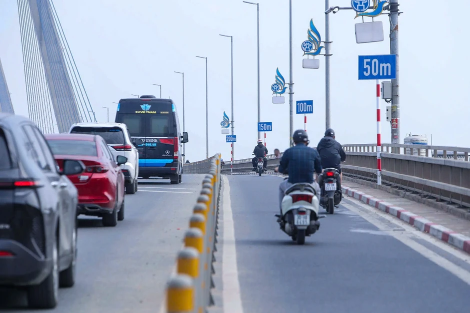 Lắp đặt biển báo, vạch xác định khoảng cách xe trên cầu Nhật Tân Lắp đặt biển báo, vạch xác định khoảng cách xe trên cầu Nhật Tân