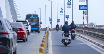 Lắp đặt biển báo, vạch xác định khoảng cách xe trên cầu Nhật Tân