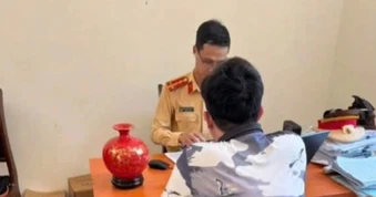 Lắp đèn ưu tiên trái phép, tài xế ô tô ở Hà Nội bị phạt 5 triệu đồng