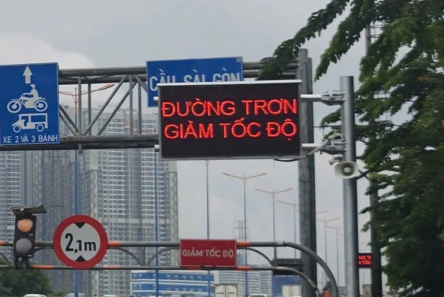 Lắp loa, màn hình LED 'hộ tống' người dân qua cầu Sài Gòn an toàn ngày mưa giông