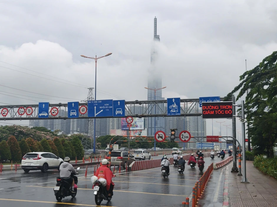 Lắp loa, màn hình LED 'hộ tống' người dân qua cầu Sài Gòn an toàn ngày mưa giông