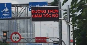 Lắp loa, màn hình LED 'hộ tống' người dân qua cầu Sài Gòn an toàn ngày mưa giông