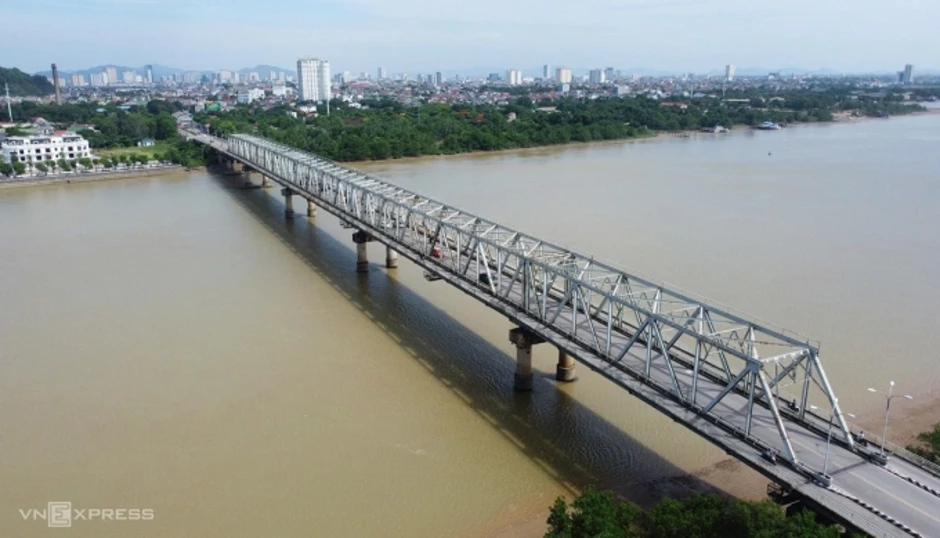 Lắp lưới thép, ngăn người nhảy cầu Bến Thủy Lắp lưới thép, ngăn người nhảy cầu Bến Thủy