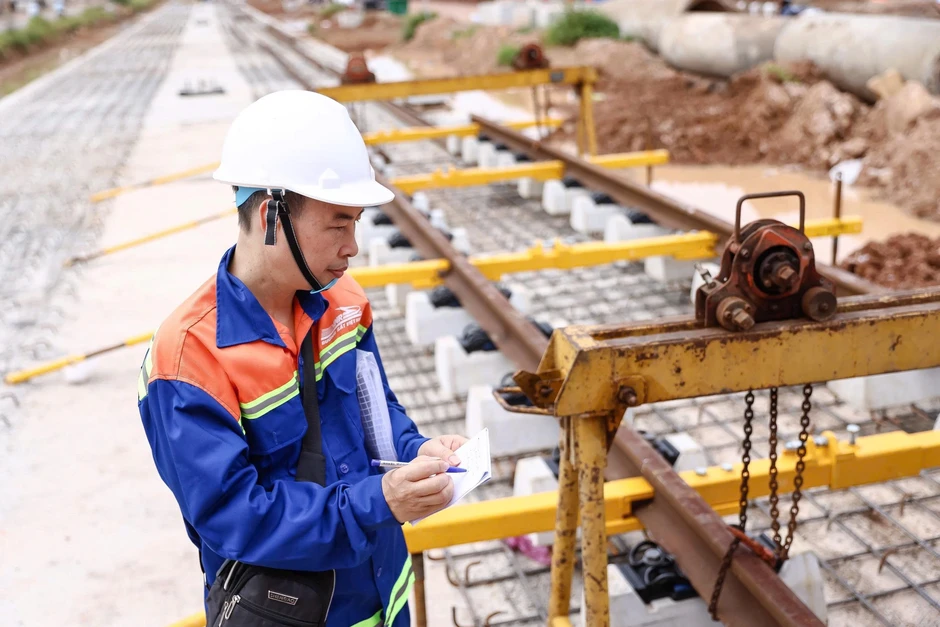 Lắp ray cho tuyến tàu điện nhẹ đầu tiên ở Việt Nam