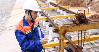 Lắp ray cho tuyến tàu điện nhẹ đầu tiên ở Việt Nam