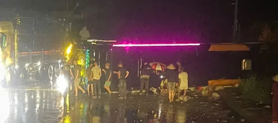 Lật xe khách trên quốc lộ 19, 2 người nhập viện Lật xe khách trên quốc lộ 19, 2 người nhập viện