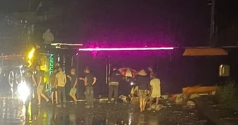 Lật xe khách trên quốc lộ 19, 2 người nhập viện