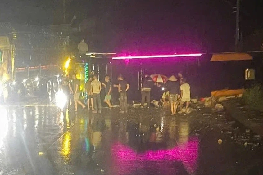Lật xe khách trong đêm mưa, 2 người bị thương Lật xe khách trong đêm mưa, 2 người bị thương