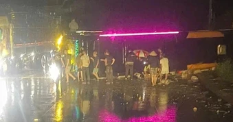 Lật xe khách trong đêm mưa, 2 người bị thương