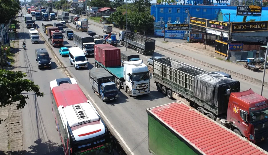 Liên tục ùn tắc trên quốc lộ 51 do tiến độ sửa chữa ì ạch Liên tục ùn tắc trên quốc lộ 51 do tiến độ sửa chữa ì ạch