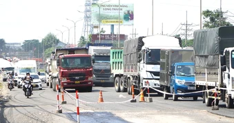 Liên tục ùn tắc trên quốc lộ 51 do tiến độ sửa chữa ì ạch