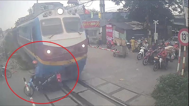 Liều lĩnh vượt rào chắn, tài xế xe máy bị tàu hỏa tông văng Liều lĩnh vượt rào chắn, tài xế xe máy bị tàu hỏa tông văng