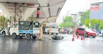 Limousine va chạm xe máy dưới gầm cầu vượt Ngã tư Vọng, một phụ nữ tử vong