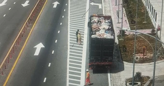 Loạt ô tô thủng lốp trên cao tốc, camera truy dấu hàng trăm km tìm 'thủ phạm'