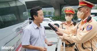 Loạt tài xế bị xử phạt trong ngày đầu tổng kiểm soát xe kinh doanh vận tải