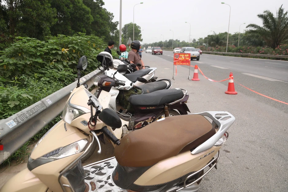 Loạt tài xế xe máy bị xử phạt vì "liều mạng" đi vào đường cao tốc ở Hà Nội Loạt tài xế xe máy bị xử phạt vì "liều mạng" đi vào đường cao tốc ở Hà Nội