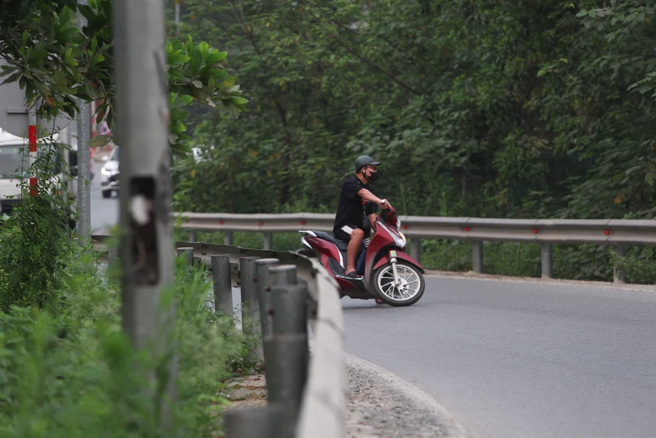 Loạt tài xế xe máy bị xử phạt vì "liều mạng" đi vào đường cao tốc ở Hà Nội Loạt tài xế xe máy bị xử phạt vì "liều mạng" đi vào đường cao tốc ở Hà Nội