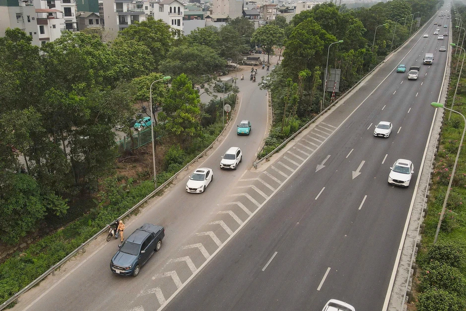 Loạt tài xế xe máy bị xử phạt vì "liều mạng" đi vào đường cao tốc ở Hà Nội Loạt tài xế xe máy bị xử phạt vì "liều mạng" đi vào đường cao tốc ở Hà Nội