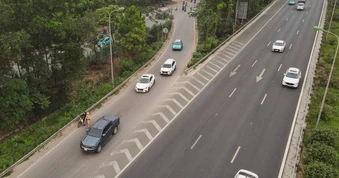 Loạt tài xế xe máy bị xử phạt vì "liều mạng" đi vào đường cao tốc ở Hà Nội