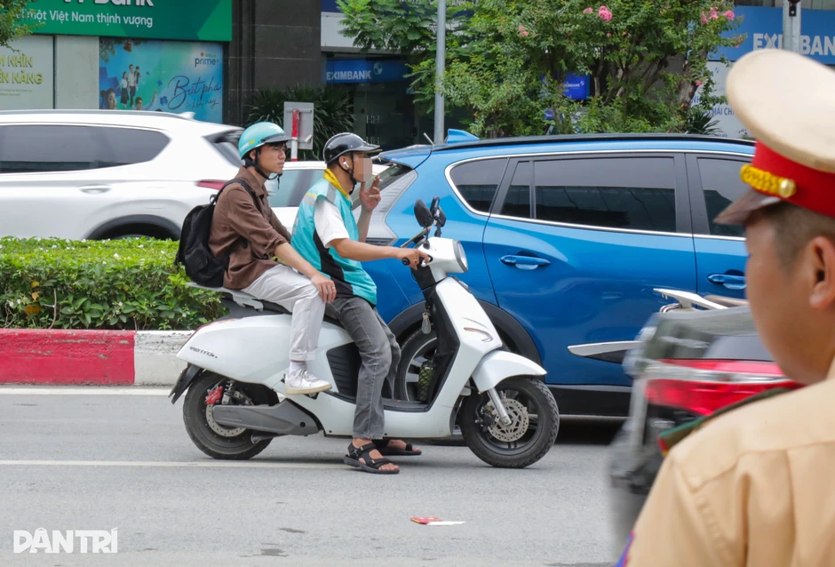 Loạt tài xế xe ôm công nghệ dùng điện thoại, đeo tai nghe bị CSGT xử phạt Loạt tài xế xe ôm công nghệ dùng điện thoại, đeo tai nghe bị CSGT xử phạt
