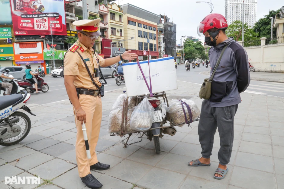 Loạt tài xế xe ôm công nghệ dùng điện thoại, đeo tai nghe bị CSGT xử phạt Loạt tài xế xe ôm công nghệ dùng điện thoại, đeo tai nghe bị CSGT xử phạt