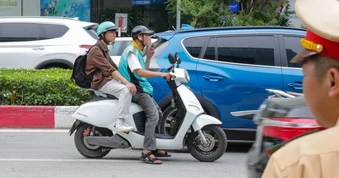 Loạt tài xế xe ôm công nghệ dùng điện thoại, đeo tai nghe bị CSGT xử phạt