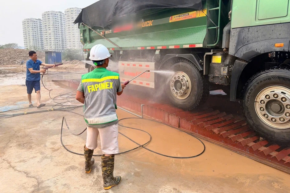 Loạt xe tải công trình vi phạm ở Hà Nội bị cắt bỏ thành thùng cơi nới Loạt xe tải công trình vi phạm ở Hà Nội bị cắt bỏ thành thùng cơi nới