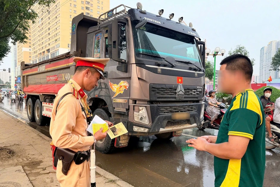 Loạt xe tải công trình vi phạm ở Hà Nội bị cắt bỏ thành thùng cơi nới Loạt xe tải công trình vi phạm ở Hà Nội bị cắt bỏ thành thùng cơi nới