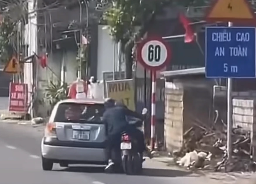 Lý do bất ngờ khiến tài xế ô tô tạt đầu, làm ngã người đi xe máy trên đường Lý do bất ngờ khiến tài xế ô tô tạt đầu, làm ngã người đi xe máy trên đường