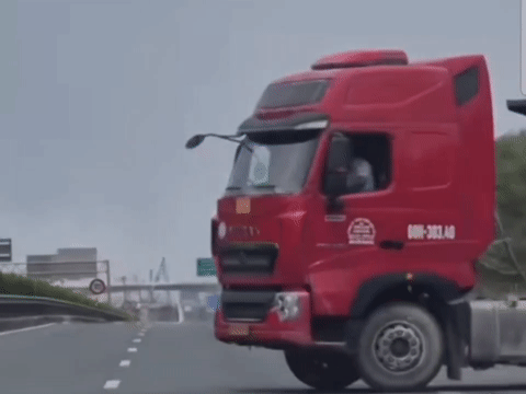 Lý do 'khó đỡ' của tài xế xe đầu kéo quay đầu, chắn ngang cao tốc Lý do 'khó đỡ' của tài xế xe đầu kéo quay đầu, chắn ngang cao tốc