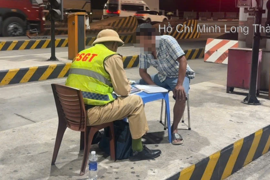 Lý do 'khó đỡ' của tài xế xe đầu kéo quay đầu, chắn ngang cao tốc Lý do 'khó đỡ' của tài xế xe đầu kéo quay đầu, chắn ngang cao tốc
