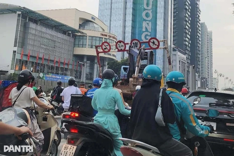 Máy múc trên xe cứu hộ "chặn" cầu vượt Thái Hà - Huỳnh Thúc Kháng Máy múc trên xe cứu hộ "chặn" cầu vượt Thái Hà - Huỳnh Thúc Kháng