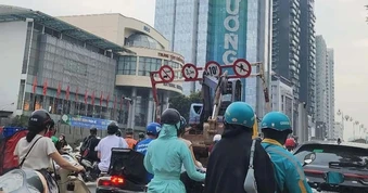 Máy múc trên xe cứu hộ "chặn" cầu vượt Thái Hà - Huỳnh Thúc Kháng