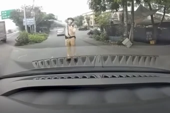 Mời làm việc tài xế xưng thầy dạy lái xe đi sai làn, tranh cãi với CSGT ở Hà Nội