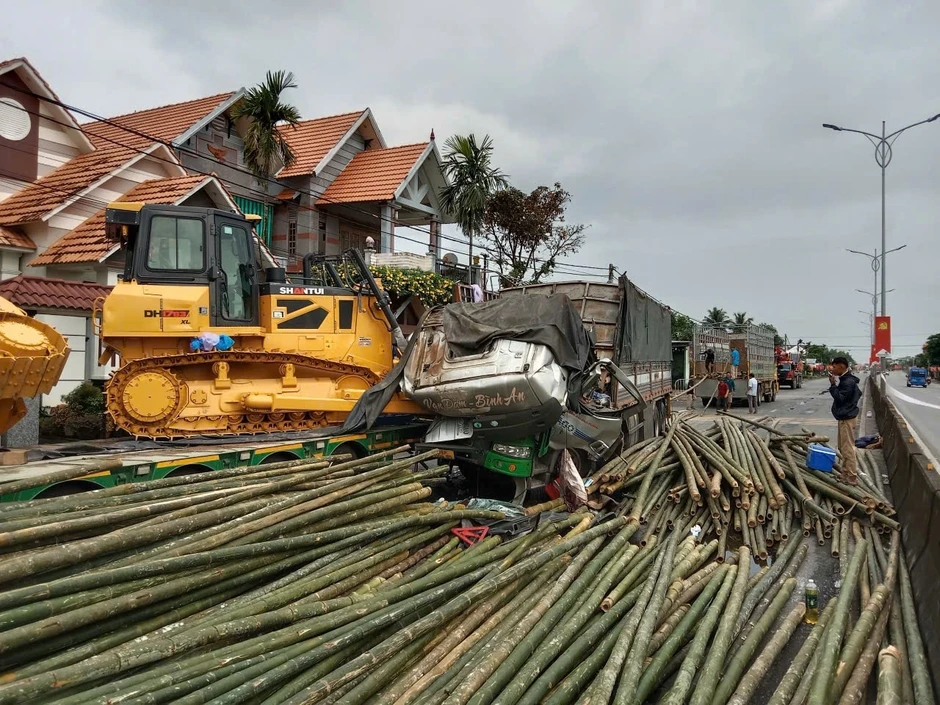 Một người tử vong, hàng trăm cây tre tràn kín đường sau tai nạn Một người tử vong, hàng trăm cây tre tràn kín đường sau tai nạn