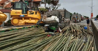 Một người tử vong, hàng trăm cây tre tràn kín đường sau tai nạn