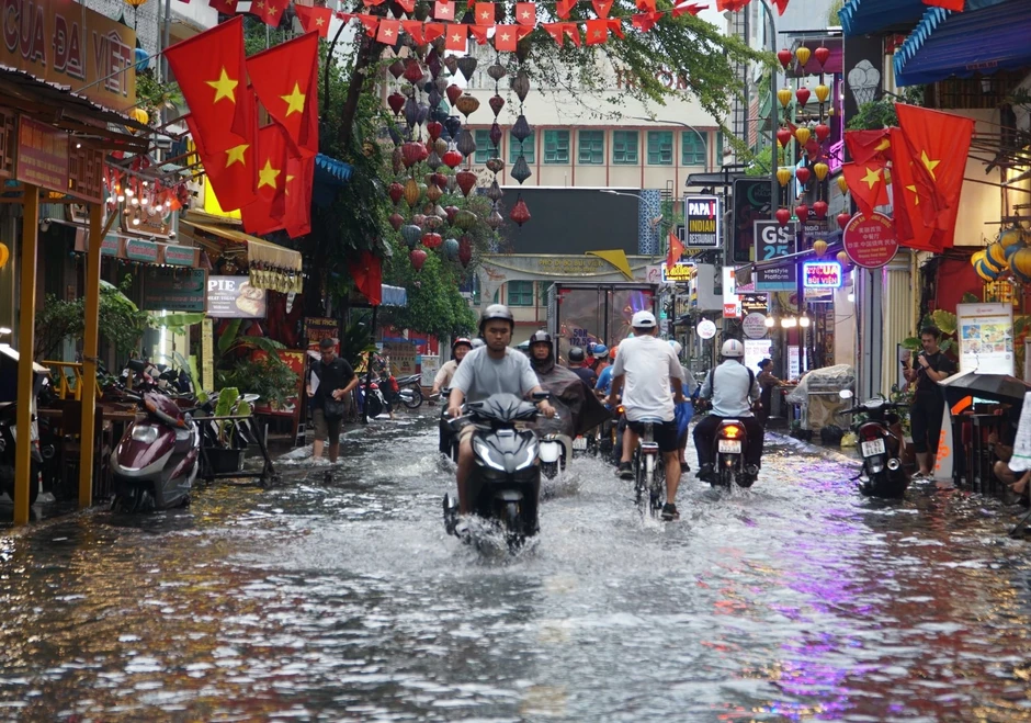 Mưa dông quật ngã cây xanh, đè hai ô tô ở trung tâm TPHCM Mưa dông quật ngã cây xanh, đè hai ô tô ở trung tâm TPHCM
