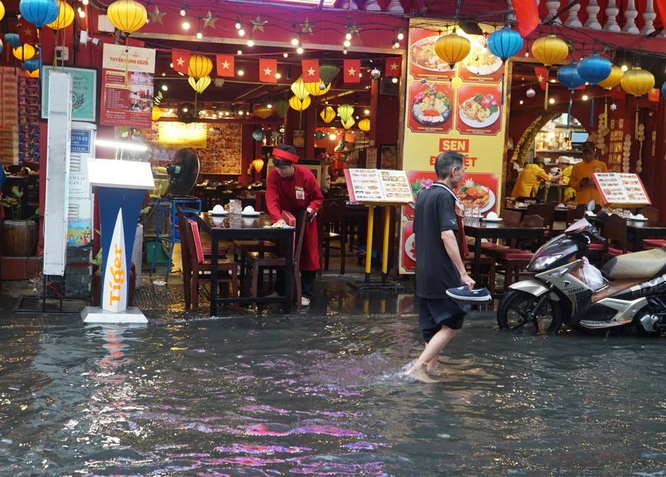 Mưa dông quật ngã cây xanh, đè hai ô tô ở trung tâm TPHCM Mưa dông quật ngã cây xanh, đè hai ô tô ở trung tâm TPHCM