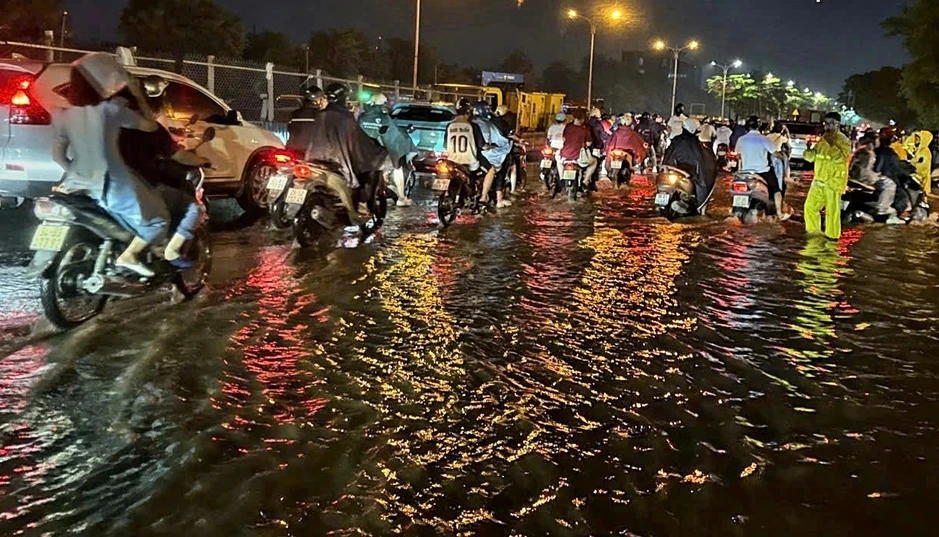 Mưa xối xả cuối giờ chiều ở Hà Nội, nhiều xe chết máy giữa đường ngập sâu Mưa xối xả cuối giờ chiều ở Hà Nội, nhiều xe chết máy giữa đường ngập sâu