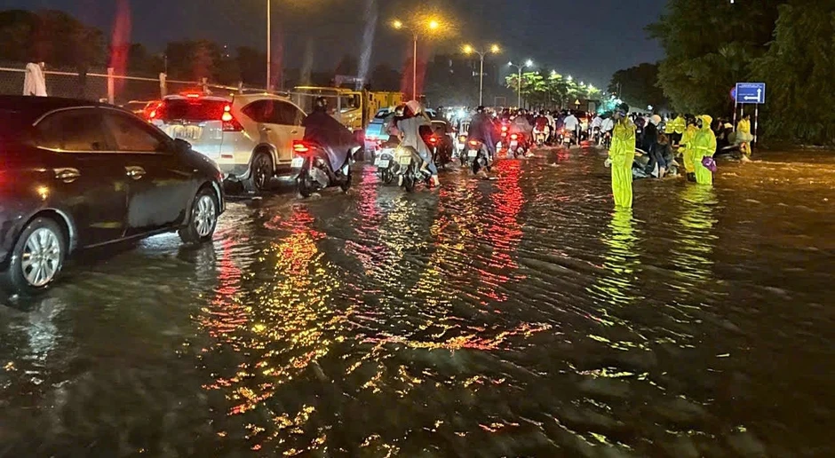 Mưa xối xả cuối giờ chiều ở Hà Nội, nhiều xe chết máy giữa đường ngập sâu Mưa xối xả cuối giờ chiều ở Hà Nội, nhiều xe chết máy giữa đường ngập sâu