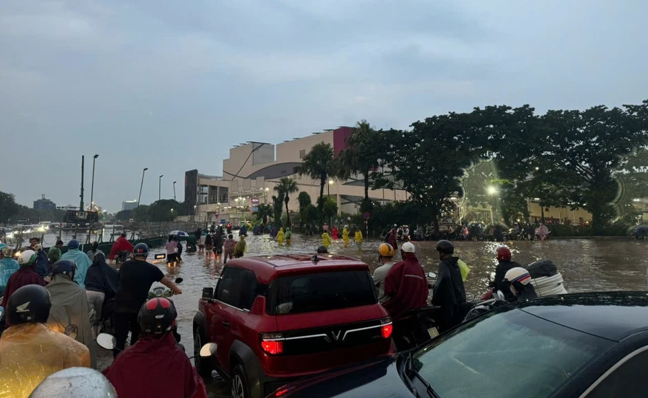 Mưa xối xả cuối giờ chiều ở Hà Nội, nhiều xe chết máy giữa đường ngập sâu Mưa xối xả cuối giờ chiều ở Hà Nội, nhiều xe chết máy giữa đường ngập sâu