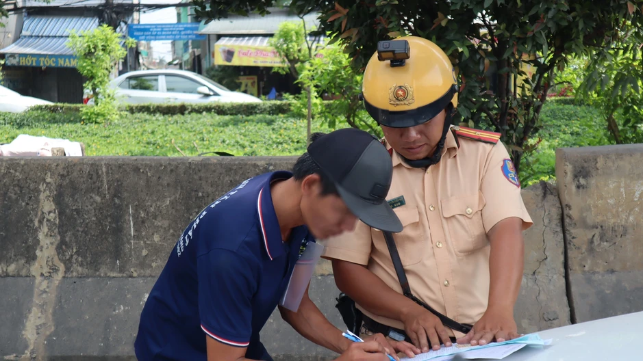 Mức phạt lỗi 'không mang' và 'không có' giấy tờ xe khác nhau thế nào? Mức phạt lỗi 'không mang' và 'không có' giấy tờ xe khác nhau thế nào?